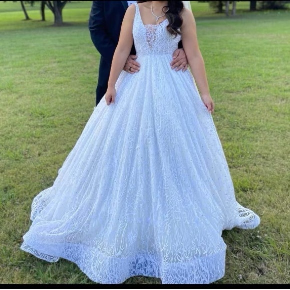 Wedding dress - Picture 1 of 7